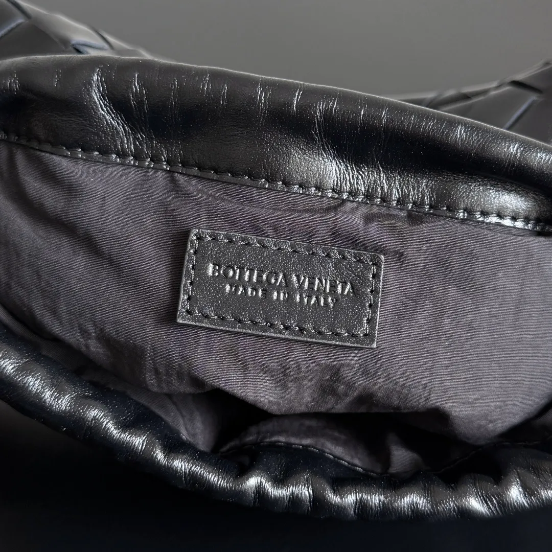 Batch 1400 BOTTEGA VENETA DUSTBAG mini size is officially launched📣📣. It still continues the classic weaving process. The lazy and casual feeling presented by the drawstring pockets is not too suitable for summer. The small back body is light and convenient. It is enough to carry lipstick and tissues when going out every day. It is not easy to make mistakes with any clothes. The shoulder strap has a buckle and pull-out design, which can be adjusted to unlock multiple carrying methods. Style number: 816987 Size: 21*16.6*1cm